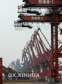 广西防城港迎难而上保增长，货物吊装作业高效运转