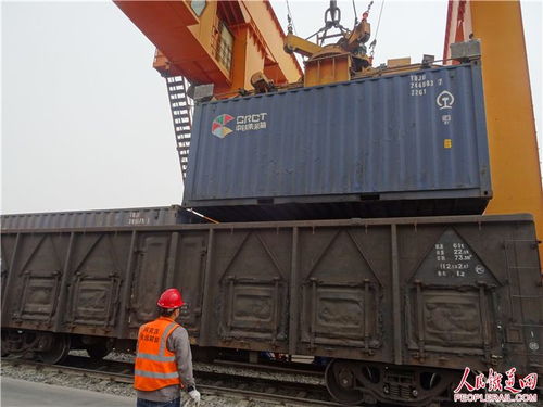 南疆450吨苹果汁搭乘中欧班列远销海外，搬运服务助力高效出口